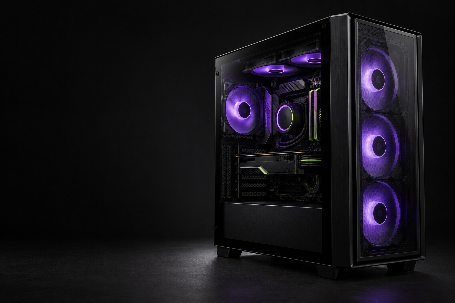 Zwarte gaming-pc met glazen zijpaneel en paarse verlichting